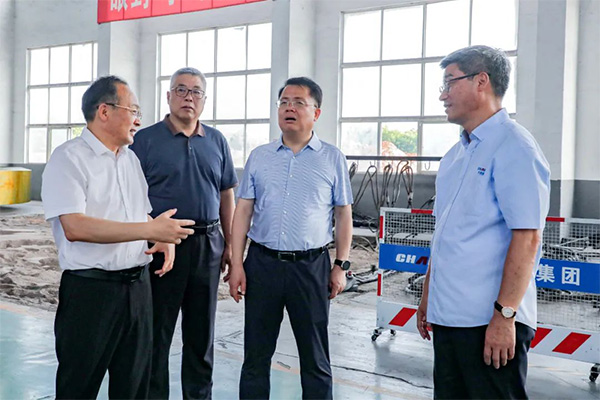 新鄉(xiāng)市市長魏建平蒞臨長城鑄鋼調(diào)研高端成套裝備轉(zhuǎn)型升級(jí)項(xiàng)目